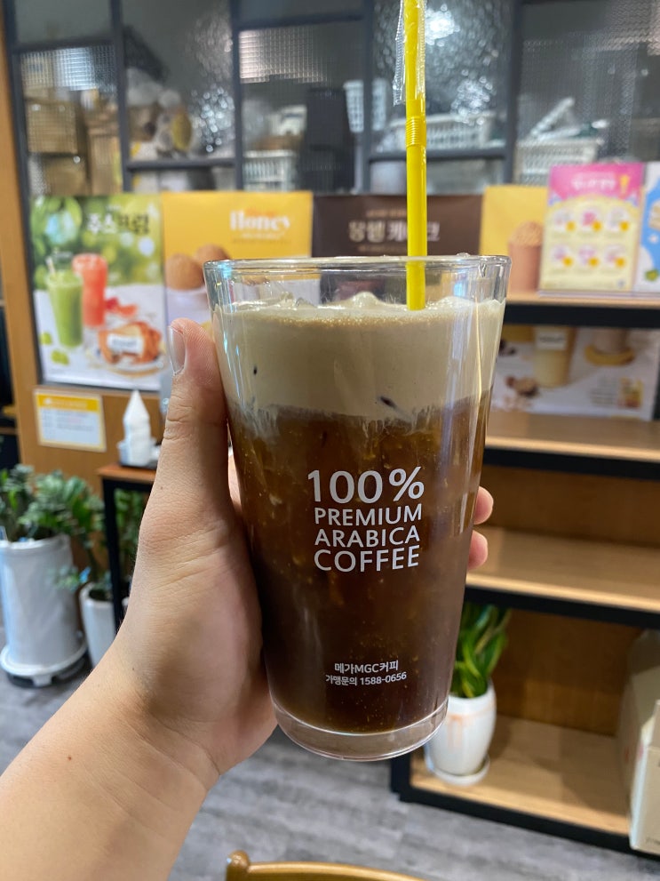  메가커피하츄핑 가방 키링 텀블러 아인슈페너 가을시즌 밤슈페너 크리미밤밤슈페너 메가노티드도넛 메가커피메뉴판