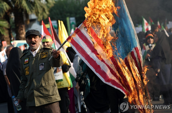<b>이스라엘</b>, <b>이란</b> 군사 시설 보복 공격…중동 갈등 중대 기로
