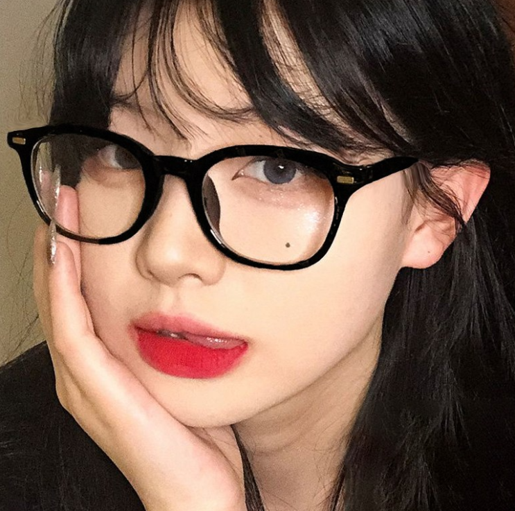  만원대 핵 가성비로 유명한 블루라이트 차단 기능으로 둥근 얼굴 안경으로 여자들에게 유행인 검정 뿔테 추천