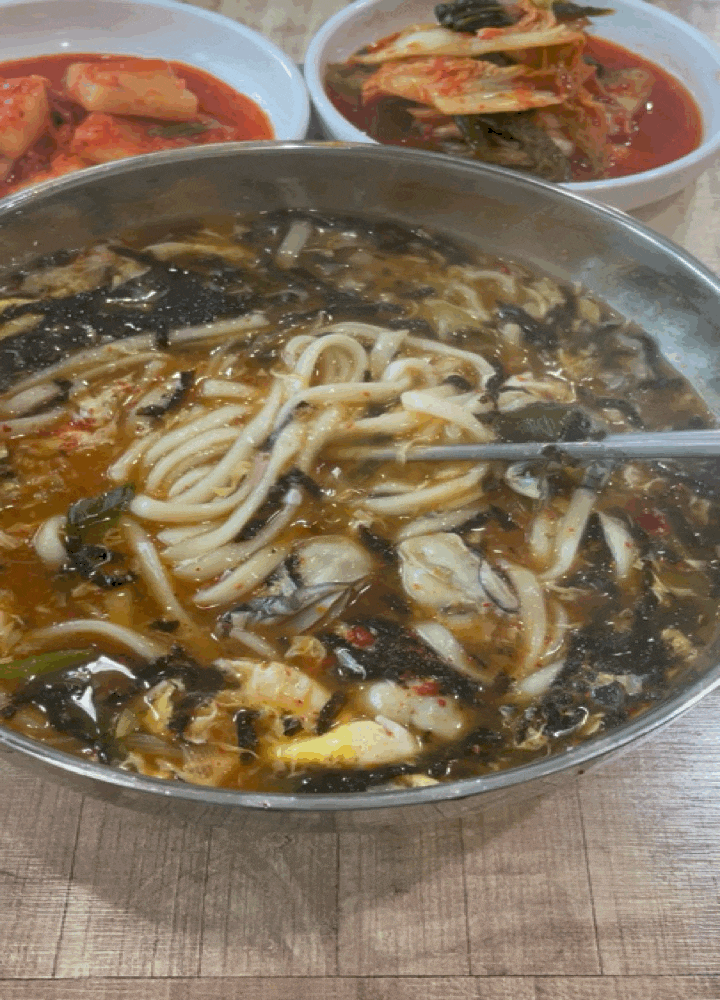 한번 먹으면 중독되는 대전 신탄진역 굴칼국수