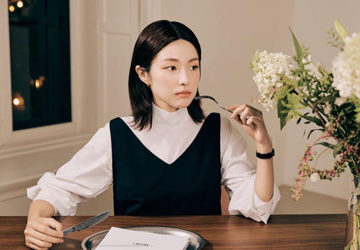 여자 결혼식 하객룩 패션으로 차분한 미니멀룩을 완성해줄 패션 브랜드 아티트 민소매 블랙 롱 원피스 코디 추천 ft. 하영