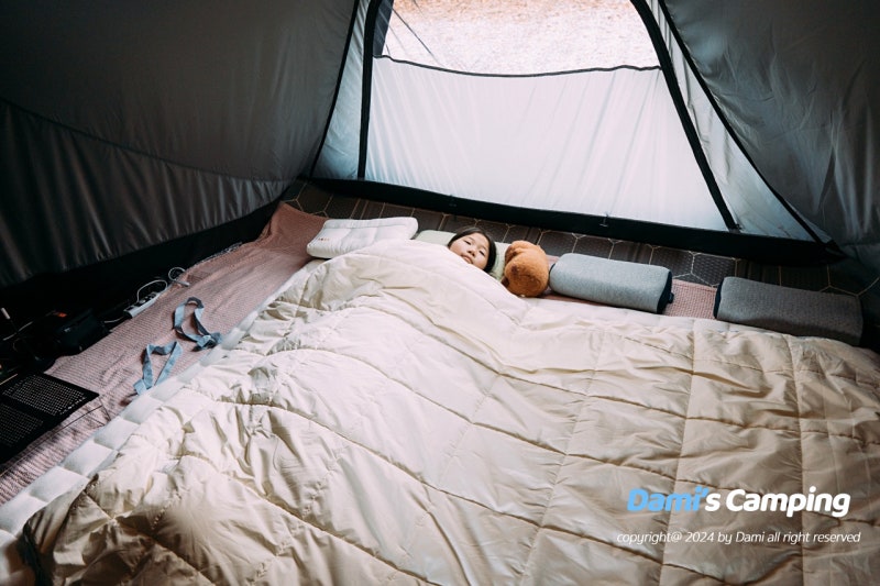 캠핑담요 차박준비물 포근한 쉬즈홈 패드와 토퍼