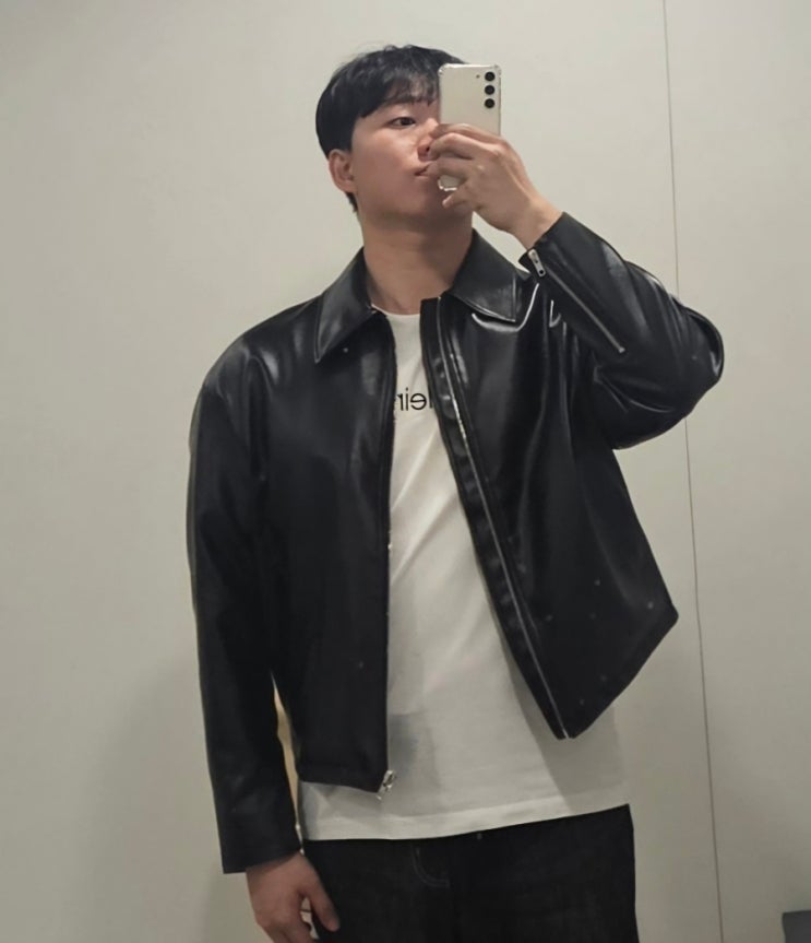 241025 빼입 흰색 켈빈 티셔츠 흑회색 와이드 청바지 코디 241025 빼입 흰색 켈빈 티셔츠 흑회색 와이드 청바지 코디
