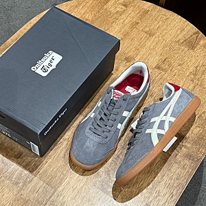 오니츠카타이거(Onitsuka Tiger) 토쿠텐 그레이 차콜 버치 사이즈 팁, 스웨이드 신발 & 커플 운동....