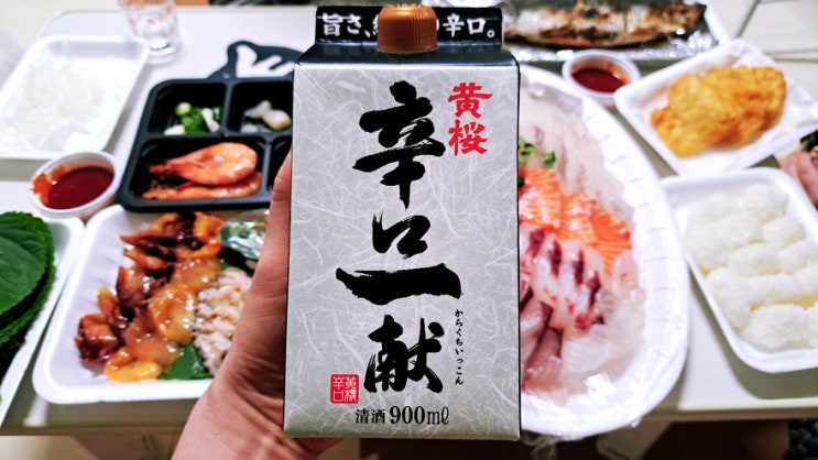 진짜 일본 사라리만은 키자쿠라 카라구치 잇콘(黄桜 辛口一献) 니혼슈를 마십니다. 진짜 일본 사라리만은 키자쿠라 카라구치 잇콘(黄桜 辛口一献) 니혼슈를 마십니다.
