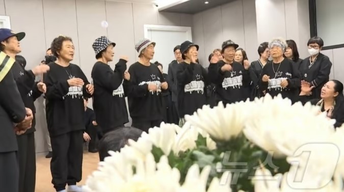 영화 '써니' 명장면처럼…힙합 옷 입고 장례식장 온 할매들, 랩 불렀다 영화 '써니' 명장면처럼…힙합 옷 입고 장례식장 온 할매들, 랩 불렀다