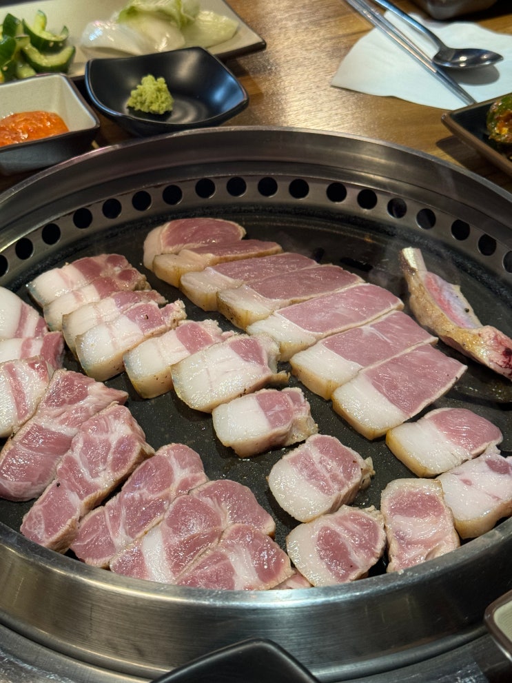  크라운돼지 신사본점 - 송훈 셰프의 제주도 흑돼지 신사 삼겹살