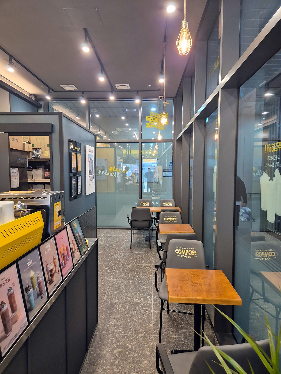 컴포즈커피 인천청라국제도시역점 사진 3