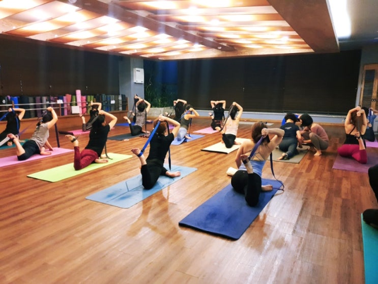  내 발 끝이 머리에 닿기를...용인에서 가장 핫한 동백이지요가에서 비둘기자세 배우기 : 용인요가