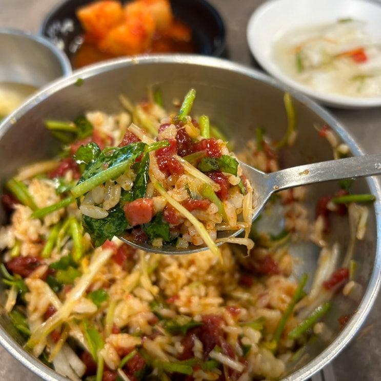  잠실 대표 소주 맛집으로 손색없는 한뭉티기 :: 향긋한 미나리 가득 육회 비빔밥