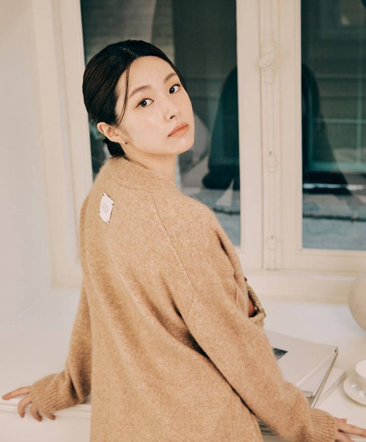  겨울 여자 출근룩에서 이너로 함께하면 딱인 패션 브랜드 아티드의 모헤어 카멜 오버핏 가디건 코디 ft. 하영