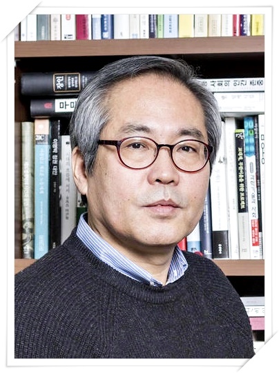 이 <b>훈장</b> 자네나 가지게. <b>대통령</b> 이름 적힌 정부 <b>훈장 거부</b>하다.