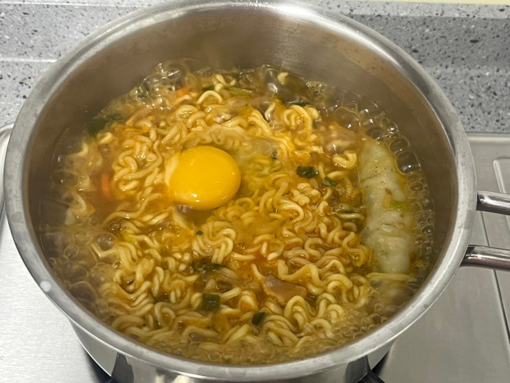 내일 아침 얼굴이 띵띵 부어도, 야식은 라면!