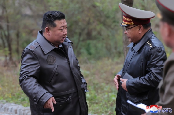 <b>국정원</b> "북한, <b>김정은 암살</b> 가능성 의식해 경호 수위 격상" 했어