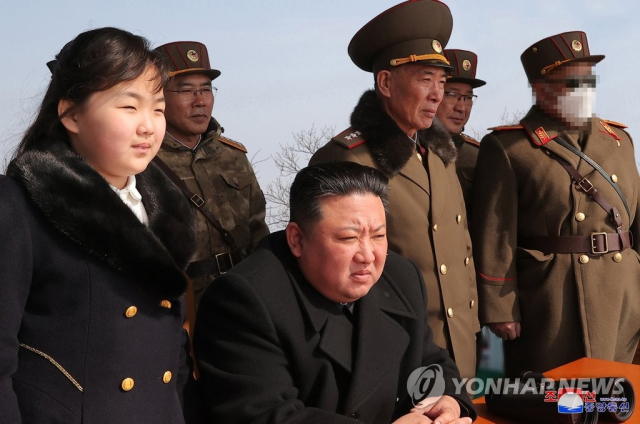 [속보]<b>국정원</b> "<b>김정은</b>, <b>암살</b> 가능성 의식해 경호 수위 격상… 딸... 