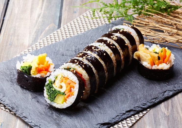  상계역 김밥도 끝내주는 수유리우동집. 현미로 직접 도정해 영양이 풍부하고, 건강한 김밥을 만들려던 시도는 포기한다는 소식 전합니다.
