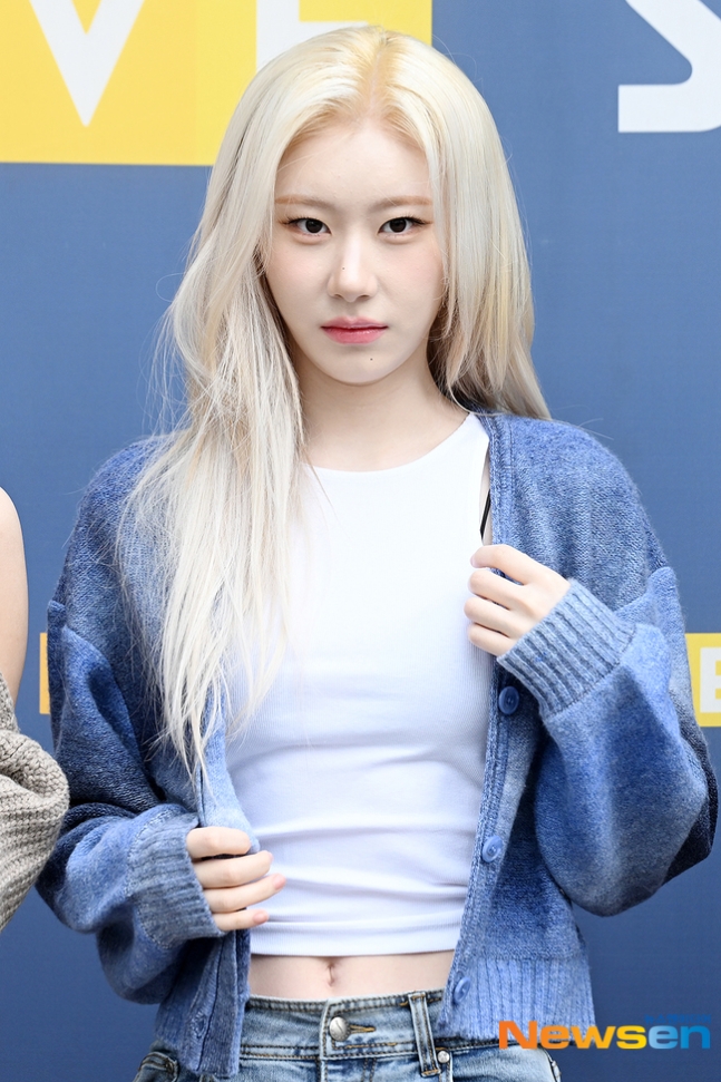 <b>있지 채령</b> ‘눈부신 금발 여신’[포토엔HD]