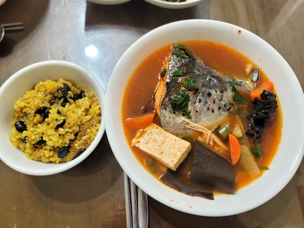 강황밥과 연어서더리매운탕!^