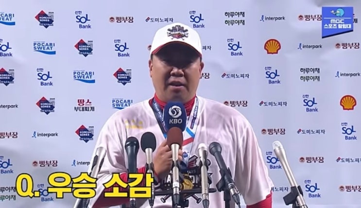 KIA를 한국시리즈 우승으로 이끈 <b>이범호 감독</b>은 준비된 <b>지도자</b>