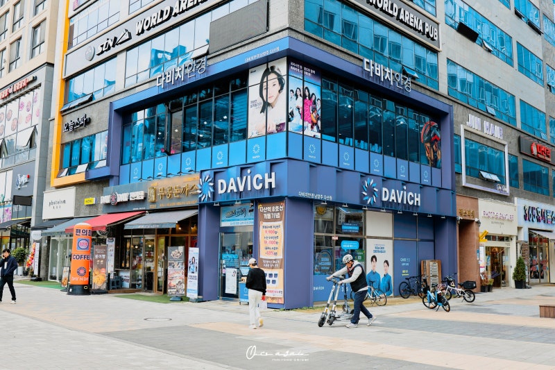 남양주 다산역에 위치한 안경점 다비치안경은 다양한 가격대의 안경테와 최첨단 장비로 시력검사를 제공하고 있습니다.