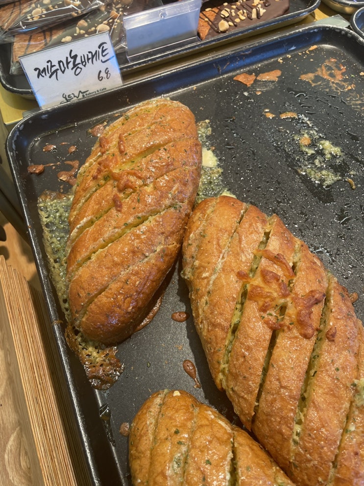  제주 동쪽  오드랑 베이커리 신촌점 마늘바게트와 감성 가득한 대형 카페