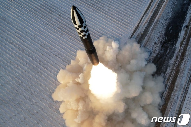북한, ICBM 추정 장거리탄도탄 발사…美<b>대선</b> 앞 강력 <b>도발</b>(상보)