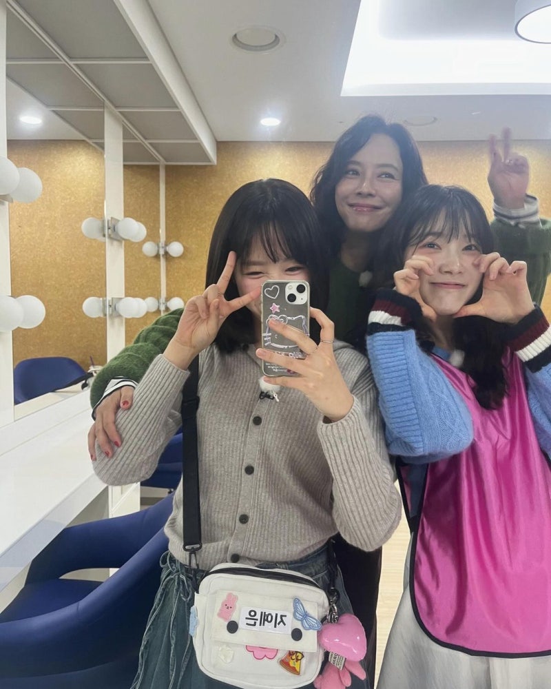 지예은 공식 인스타그램 사복 패션 옷 / 보브 후드 니트 가디건