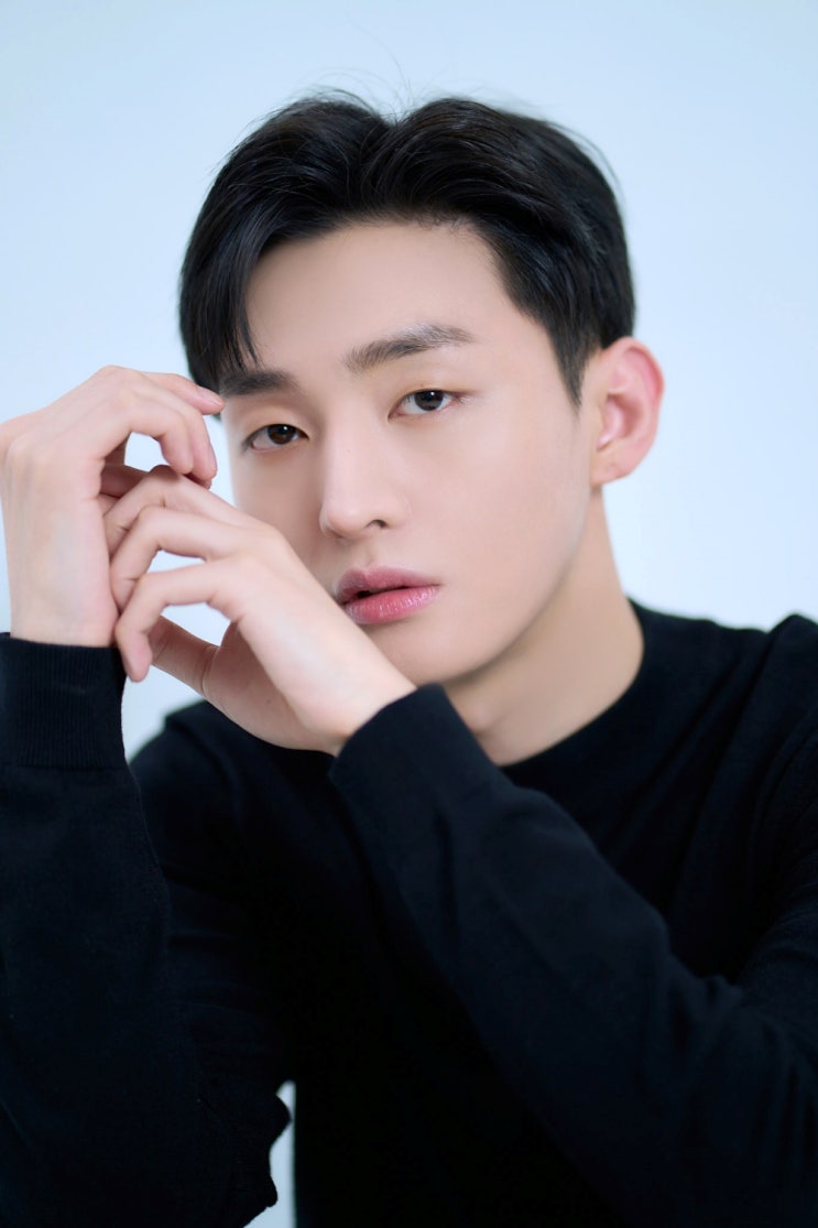 <b>워너원</b> 출신 <b>윤지성</b>, 빌리언스와 <b>전속계약</b> 체결...음악·연기... 