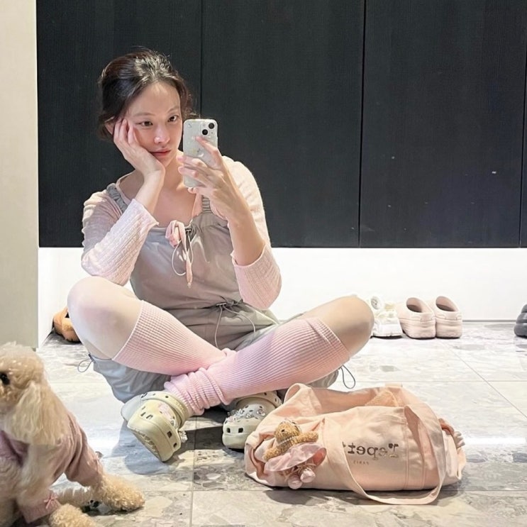  핑크핑크 오연서 레페토 글라이드 발레코어룩 가방 요즘 가격은?