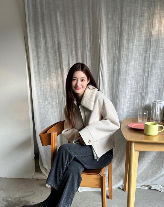  HOXY 예쁜 여자 겨울 싱글 숏 자켓 서칭 중? 연예인도 즐겨 입는 온앤온 양털 카라 여성 점퍼 패션 코디 추천