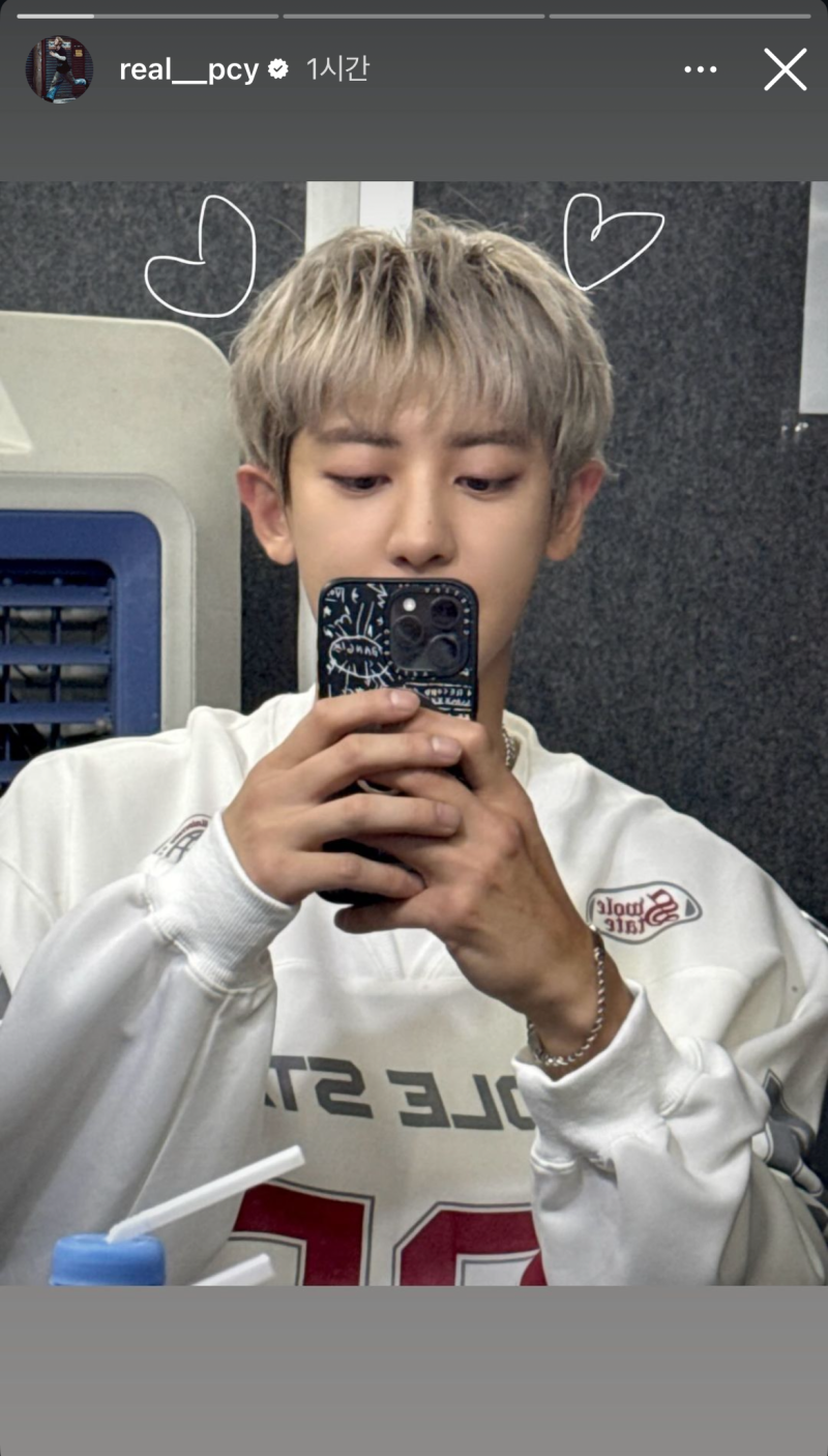 EXOチャニョルのインスタグラムファッション：長袖Tシャツ / H-DEXロングスリーブスウェット