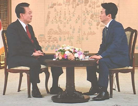 '조그만 <b>파우치</b>' <b>박장범</b> 앵커의 KBS 사장 임명은 왜 바보 같은... 