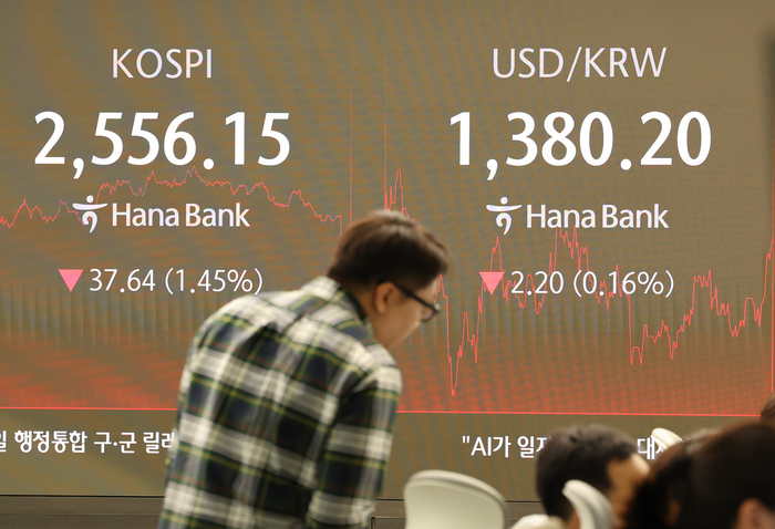 한 달간 4.7조나 팔아치운 외국인…‘이 종목’은 쓸어 담았다 한 달간 4.7조나 팔아치운 외국인…‘이 종목’은 쓸어 담았다