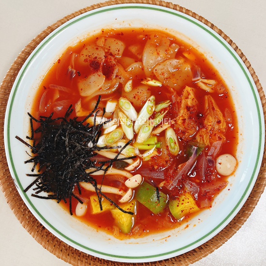  10분 완성 간단한 김치 수제비 만들기 매콤한 김치 수제비 레시피