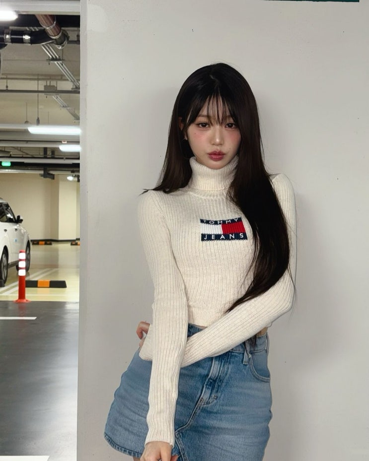  아이브 장원영 트렌디한 겨울 캐주얼룩! 타미진스 멜란지 터틀넥 플래그 스웨터 추천!