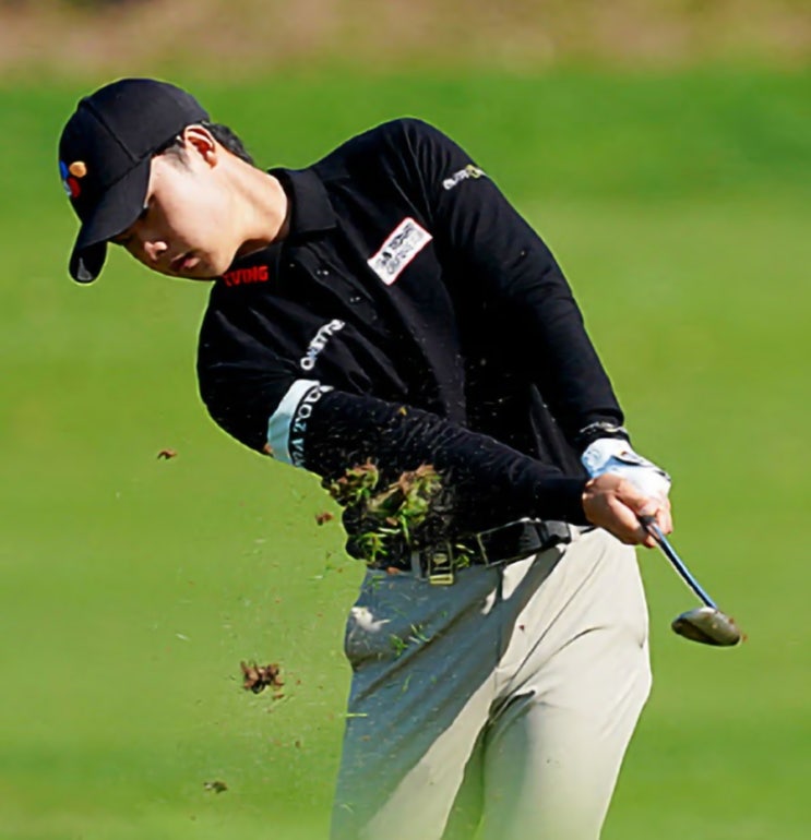 *루키 송민혁 2타차 <b>단독선두</b>-2024 KPGA 투어... 