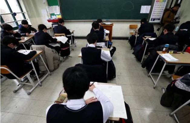 수학시험문제 <b>유출 의혹</b>, <b>경찰</b> 수사착수 "50점 맞던 애가 90점... 