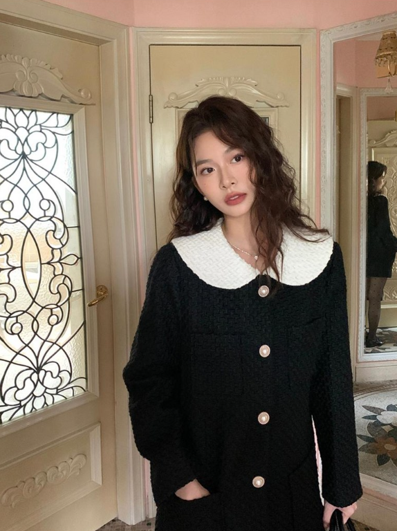  꽃카라의 디테일이 살아 있어 더욱 세련된 여자 결혼식 하객룩 패션으로 사랑 받는 블랙 트위드 원피스 코디 추천