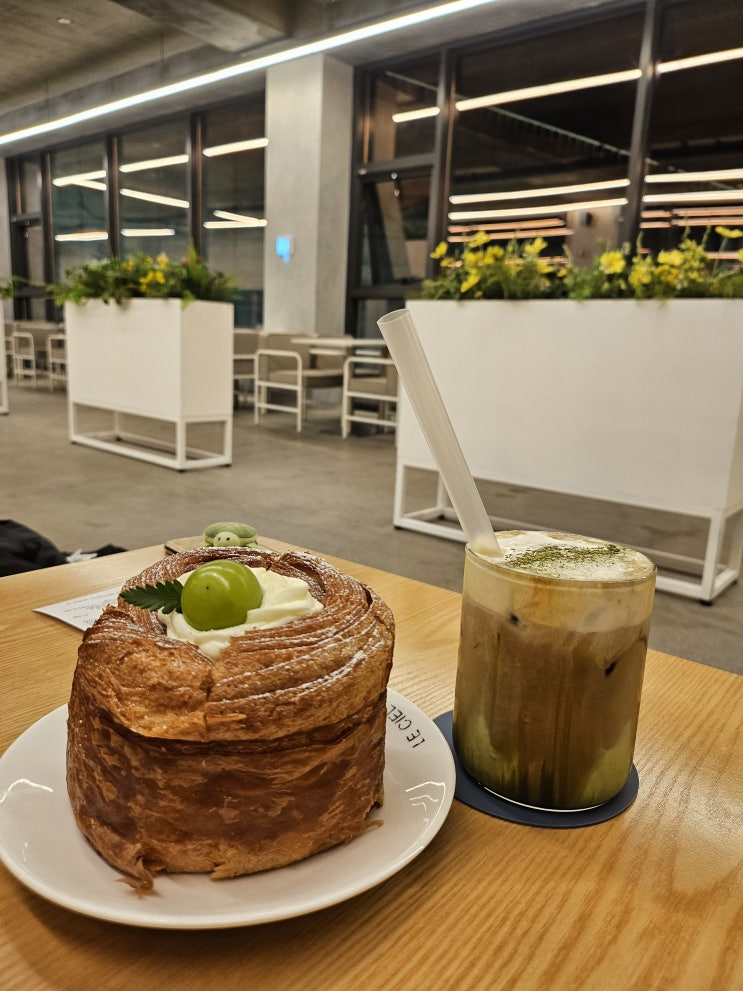  맛있는 커피와 베이커리의 연속 물멍때리기 좋은 경주 석장동 대형 카페 르씨엘 내돈내산 후기