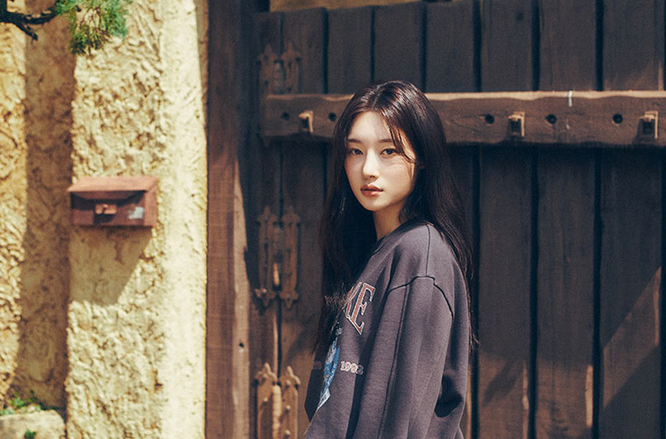  요즘 패션 트렌드로 인기인 빈티지룩 무드 제대로 살려줄 온앤온 스웻셔츠인 여자 맨투맨 코디 추천 ft. 정채연