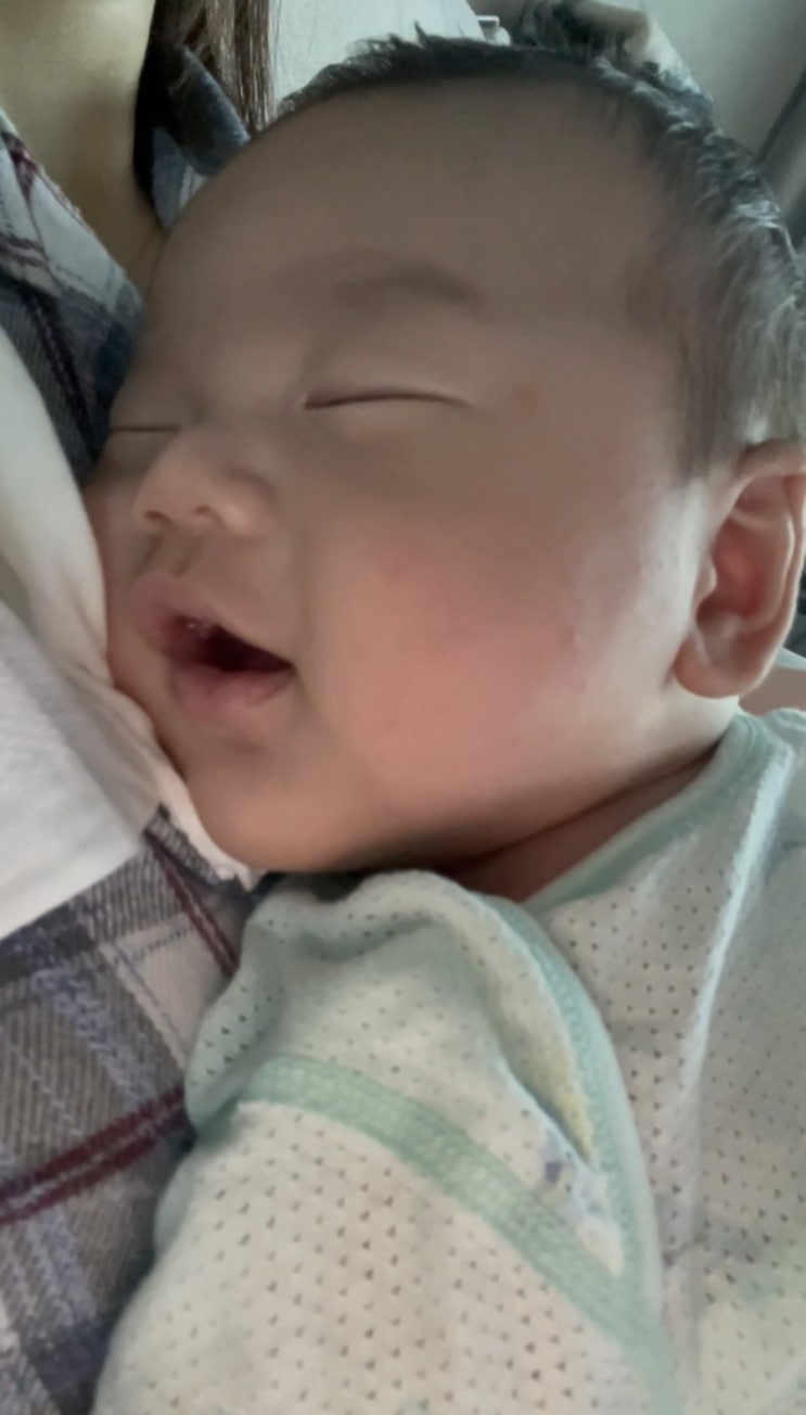  온맘의 온맘을 다하는 육아일기 D+37일 신생아 6주차 수유텀 잠텀 신생아변의 중요성