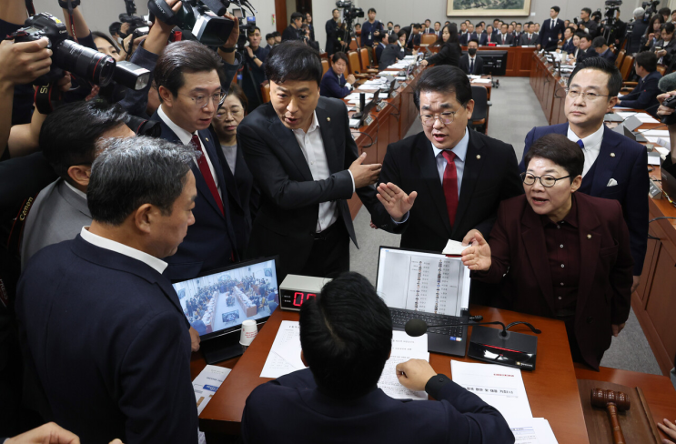 “민주당이 공개한 <b>윤석열</b>... 대통령실 <b>국감</b>, 국힘당-민주당 간... 