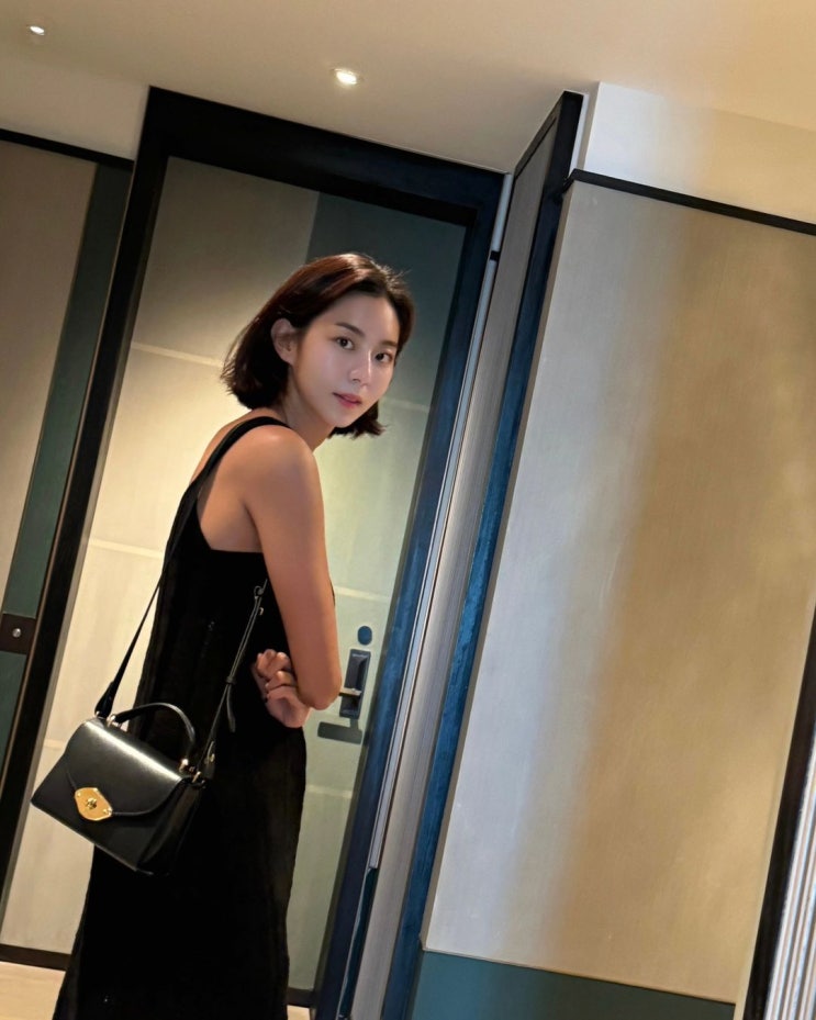  30대 여성 데일리백으로 미니한 사이즈의 심플세련 그 잡채인 여자 명품 가방 브랜드 멀버리 라나 핸드백 ft. 유이