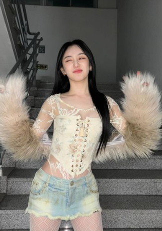 이채연 망사스타킹에 코르셋 톱입고 섹시미 장착 프로필 나이