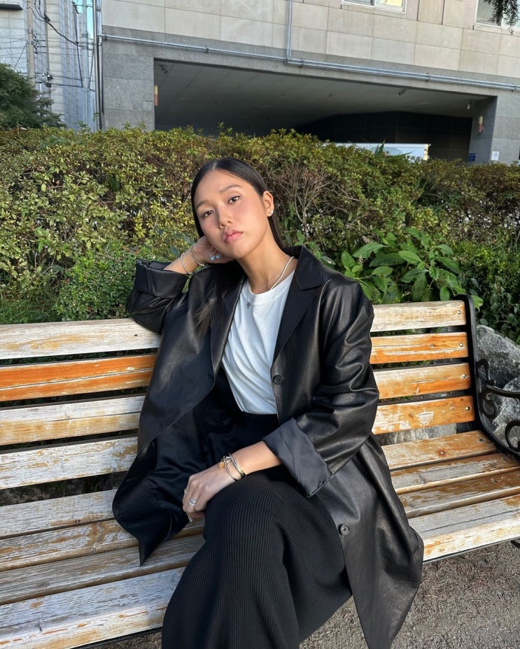  반스 장인 미미가 선택한 치마에 잘 어울리는 운동화로 여자 연예인들의 인기 스니커즈인 어센틱 신발