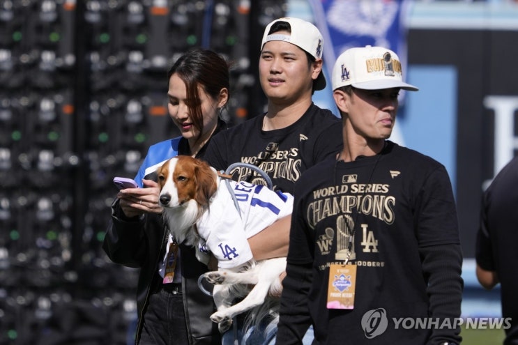 36년만의 다저스 <b>우승 퍼레이드</b>에 LA 들썩…오타니, <b>아내</b>와 참석
