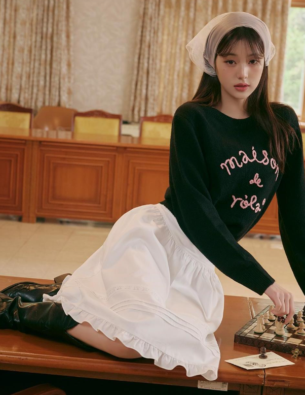 코디지 무드의 부드러운 코튼소재로 완성된 로라로라 PEASANT 미 스커트 코디 추천 w. 장원영