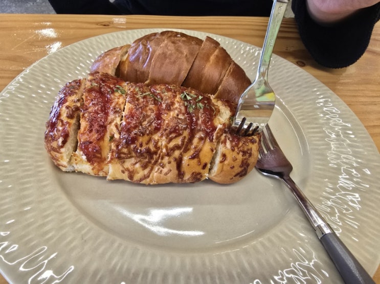  충북 옥천군 안남면 연주리 [아는 공간 덕분] 소금 빵이 맛있네~ 아기자기한 시골마을