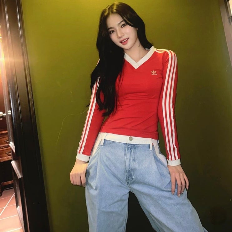  스테이씨 아이사 아디다스 롱슬리브 브이넥 긴팔티 ootd