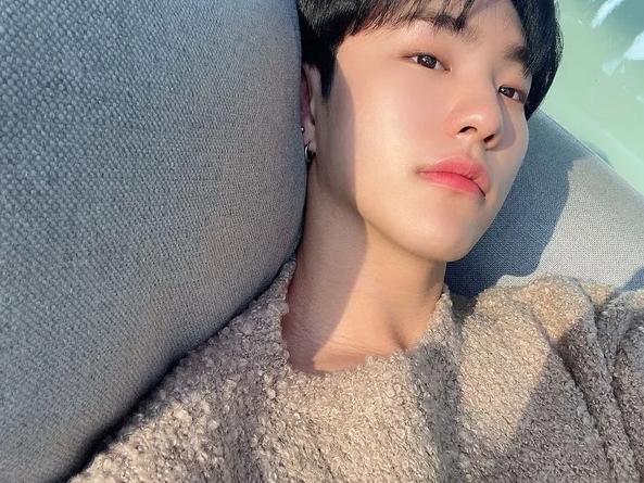 SEVENTEEN Hoshi's Military Taekwondo Performances Attract Fans with Dolls and Photocards